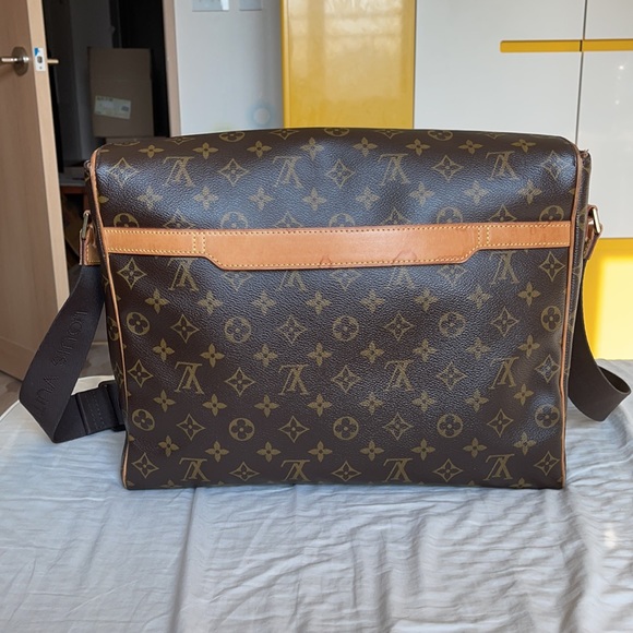 2004 Louis Vuitton Monogram Canvas Abbesses Messenger Bag in Great Condition. - Picture 4 of 13